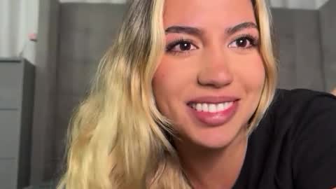 Snapshot of urgfmandy chatting on December 16, 2:49 am urgfmandy online show from December 16, 2:49 am