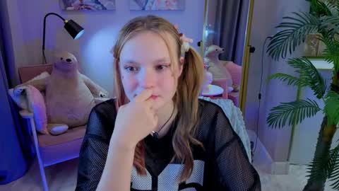 Snapshot of urgingeremma chatting on September 18, 8:44 pm Emma online show from September 18, 8:44 pm