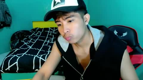 Snapshot of urhot_jeremyxx chatting on May 17, 5:09 pm jeremy online show from May 17, 5:09 pm