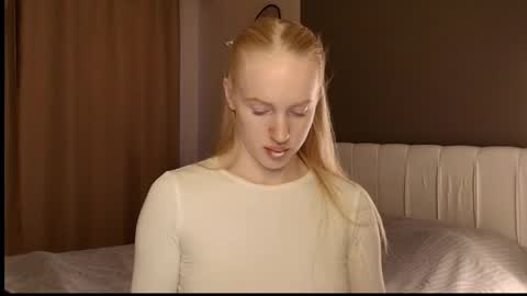 ElizabethLizy online show from June 6, 5:06 pm