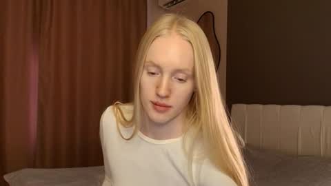 ElizabethLizy online show from June 14, 5:04 pm
