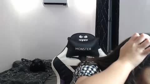 Snapshot of urlovely_yang03 chatting on December 5, 10:46 am juliana online show from December 5, 10:46 am