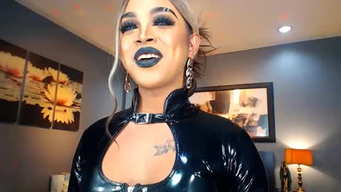 UrMajestyTyra online show from January 31, 5:30 am