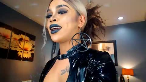 UrMajestyTyra online show from February 5, 3:45 am