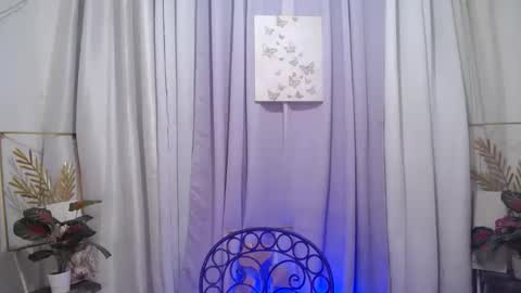 Snapshot of urseductive_llanaxx chatting on November 4, 1:54 pm JUST CALL ME LLANA online show from November 4, 1:54 pm