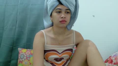 Snapshot of ursexy_pinay_skinny chatting on March 21, 5:34 am im jenny online show from March 21, 5:34 am