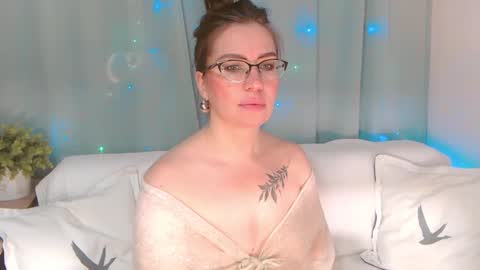 Snapshot of ursilvia1 chatting on December 19, 5:40 am Silvia online show from December 19, 5:40 am