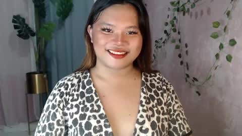 Snapshot of urwifematerial69_ chatting on December 10, 11:40 pm Bella Miles Olivia online show from December 10, 11:40 pm