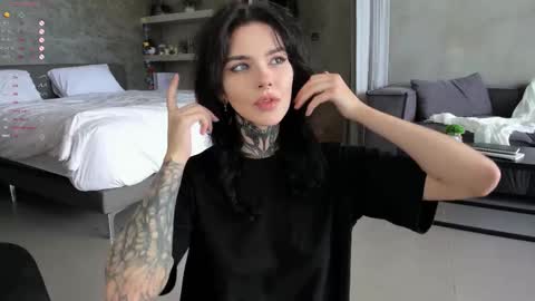 Snapshot of uwu_eva chatting on December 3, 6:32 am Eva online show from December 3, 6:32 am