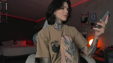 Snapshot of uwu_eva chatting on April 12, 3:22 am Eva online show from April 12, 3:22 am