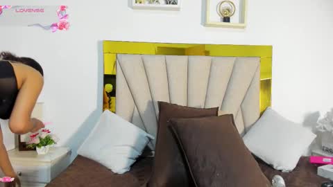 Snapshot of vahiolet_fuentes chatting on October 18, 3:09 am vahioleth online show from October 18, 3:09 am