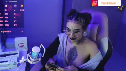 Vainilla Independent model online show from October 1, 11:44 pm