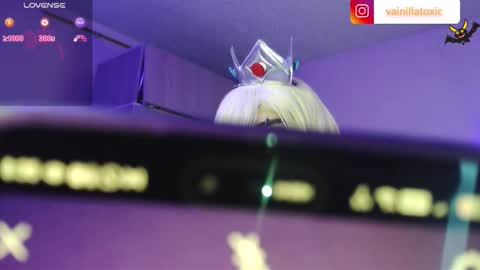 Vainilla Independent model online show from October 3, 1:35 am