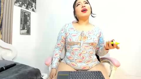 vaiolet_sexycurvy_ online show from July 12, 9:55 am