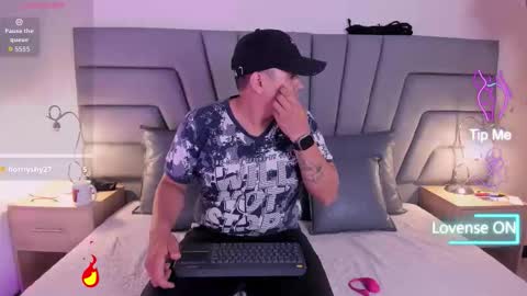 Snapshot of vale_n_matt chatting on November 9, 3:49 am Samantha y Matt online show from November 9, 3:49 am