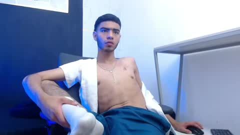 Snapshot of valentin_lux chatting on March 9, 3:32 am VALENTIN online show from March 9, 3:32 am