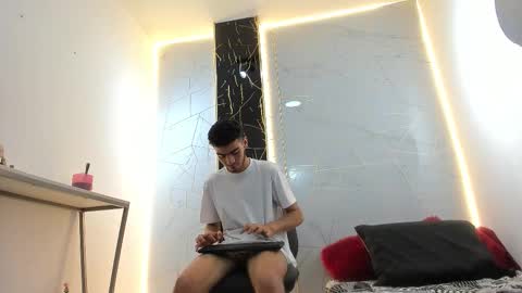 Snapshot of valentin_lux chatting on March 16, 2:28 am VALENTIN online show from March 16, 2:28 am