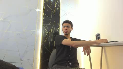 Snapshot of valentin_lux chatting on March 23, 3:32 am VALENTIN online show from March 23, 3:32 am