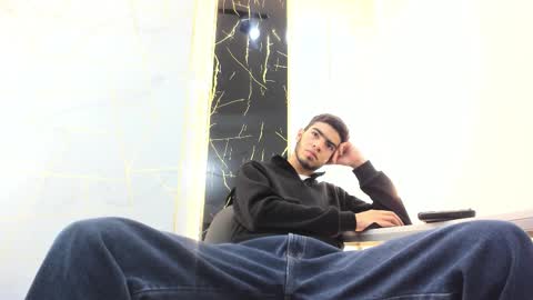 Snapshot of valentin_lux chatting on March 25, 3:23 am VALENTIN online show from March 25, 3:23 am