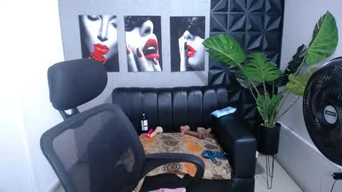 Snapshot of valentina_mature chatting on April 7, 9:59 pm Valentina online show from April 7, 9:59 pm
