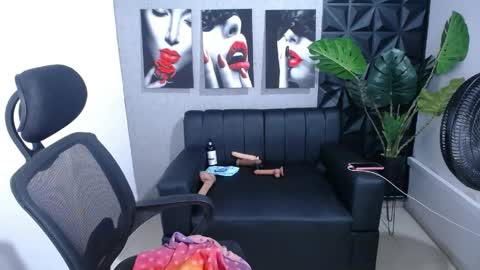 Snapshot of valentina_mature chatting on May 11, 10:40 pm Valentina online show from May 11, 10:40 pm