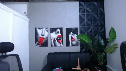 Snapshot of valentina_mature chatting on May 12, 10:51 pm Valentina online show from May 12, 10:51 pm