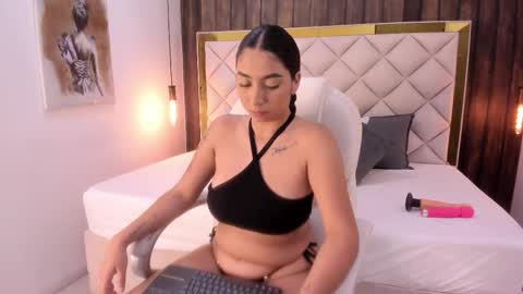 Snapshot of valentina_parker_ chatting on December 13, 8:14 pm Valentina online show from December 13, 8:14 pm