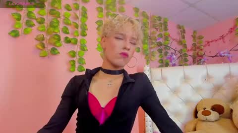 Snapshot of valentinee_xo chatting on June 2, 4:47 am valentinee_xo online show from June 2, 4:47 am