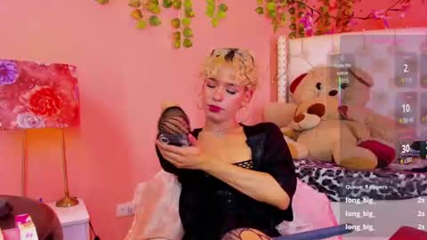 Snapshot of valentinee_xo chatting on June 14, 4:20 pm valentinee_xo online show from June 14, 4:20 pm