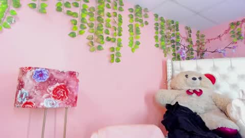 Snapshot of valentinee_xo chatting on June 16, 12:46 am valentinee_xo online show from June 16, 12:46 am