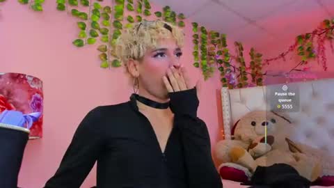 valentinee_xo online show from July 1, 11:45 am