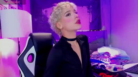 valentinee_xo online show from July 16, 7:14 am