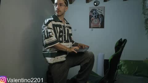 Snapshot of valentino_2201 chatting on April 1, 2:23 am Valentino - 15 OFF valentino2201 online show from April 1, 2:23 am