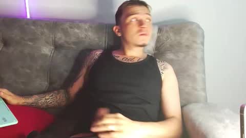 Snapshot of valentino_bel chatting on November 25, 1:33 pm Nick online show from November 25, 1:33 pm