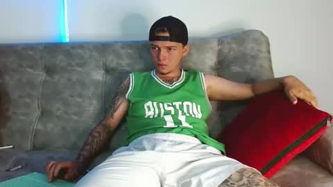 Snapshot of valentino_bel chatting on December 4, 3:43 pm Nick online show from December 4, 3:43 pm