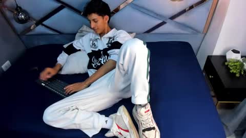 Snapshot of valentino_lux chatting on November 29, 3:20 am valentino lux online show from November 29, 3:20 am