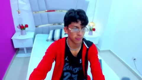 Snapshot of valentino_lux chatting on December 4, 11:52 am valentino lux online show from December 4, 11:52 am