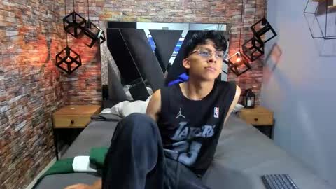 Snapshot of valentino_lux chatting on December 5, 11:52 am valentino lux online show from December 5, 11:52 am