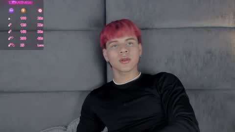 Snapshot of valentino_moon chatting on December 6, 2:46 am valentino moon online show from December 6, 2:46 am