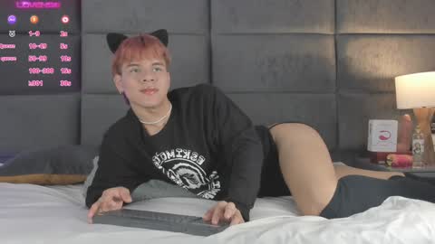 Snapshot of valentino_moon chatting on December 12, 2:26 am valentino moon online show from December 12, 2:26 am