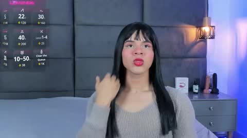 Snapshot of valentino_moon chatting on November 25, 2:33 am valentino moon online show from November 25, 2:33 am