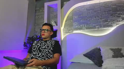 Snapshot of valentino_moretti chatting on December 1, 1:05 pm valentino_moretti online show from December 1, 1:05 pm