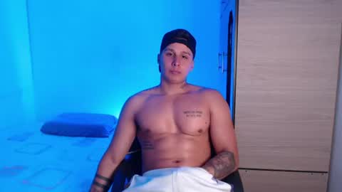 Snapshot of valentinosex_1 chatting on July 5, 12:17 am VALENTINO online show from July 5, 12:17 am