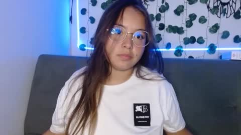 Snapshot of valeria_cherry chatting on December 12, 4:04 am valeria online show from December 12, 4:04 am