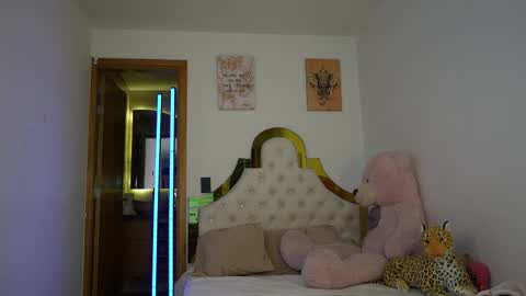 valeriecollinss_ online show from December 3, 10:30 pm