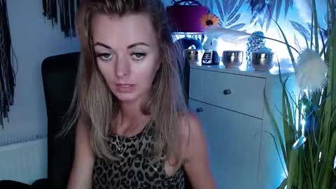 Valerie  online show from December 3, 1:32 pm