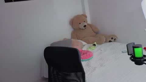 Snapshot of valerihouse_ chatting on June 18, 12:55 am valerihouse_ online show from June 18, 12:55 am