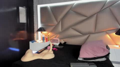 Snapshot of valery_smith15 chatting on February 24, 6:16 am valery_smith15 online show from February 24, 6:16 am