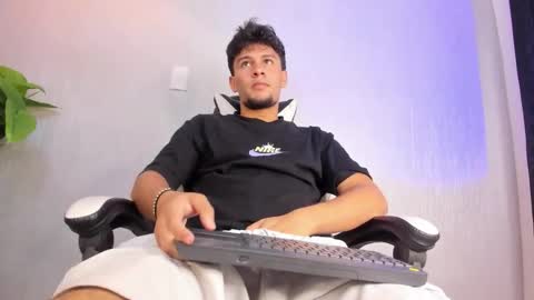 Snapshot of valetino_stonee chatting on March 18, 7:17 pm Valentino online show from March 18, 7:17 pm