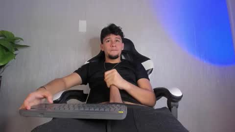 Snapshot of valetino_stonee chatting on March 20, 7:41 pm Valentino online show from March 20, 7:41 pm